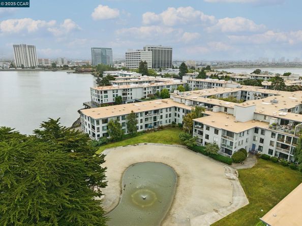 9 Commodore Dr A208, Emeryville CA 94608