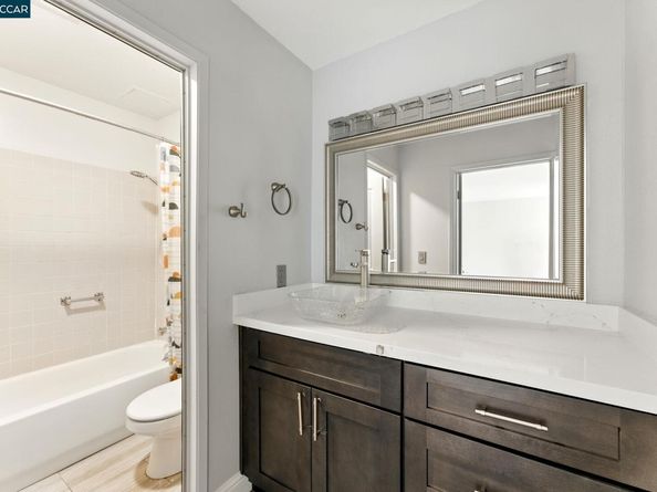 9 Commodore Dr A208, Emeryville CA 94608