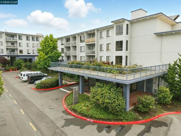 9 Commodore Dr A208, Emeryville CA 94608