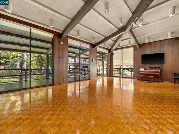 9 Commodore Dr A208, Emeryville CA 94608