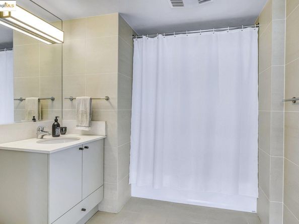 311 Oak St 523, Oakland CA 94607