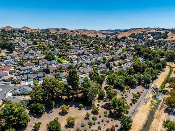943 Coral Ridge Cir, Rodeo CA 94572