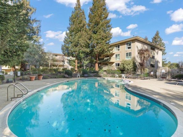 1031 Crestview Drive 206, Mountain View CA 94040