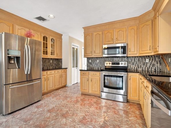 12 Parkway Dr, Saugus MA 01906