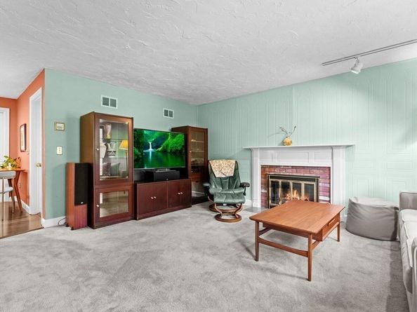 9 Pleasantview Ter, Framingham MA 01701