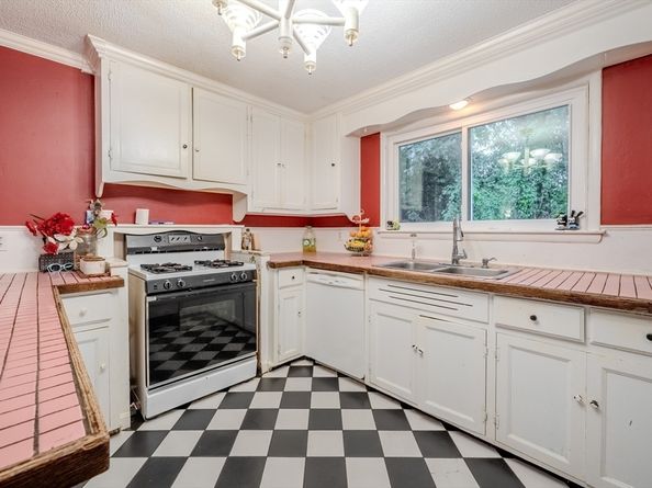 146 Acton Rd, Chelmsford MA 01824