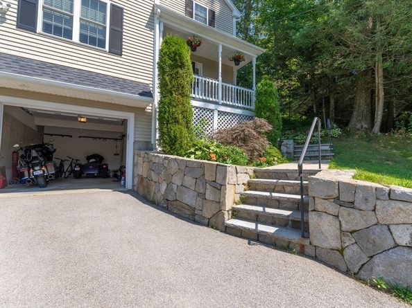208 Sunset Dr, Charlton MA 01507