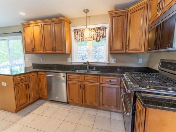 208 Sunset Dr, Charlton MA 01507