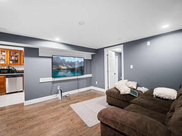 22 2nd Ave, Leominster MA 01453