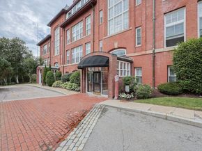 51 Pettee St 13, Newton MA 02464