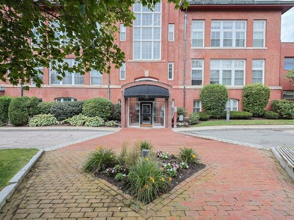 51 Pettee St 13, Newton MA 02464