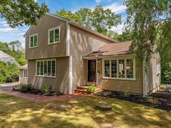 38 Old Powder House Rd, Lakeville MA 02347