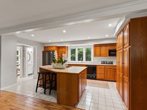 124 Hillside Rd, North Andover MA 01845