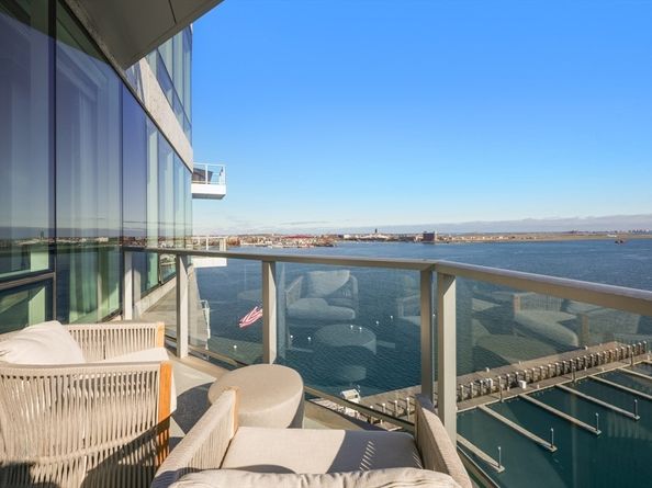 50 Liberty Dr PH1B, Boston MA 02210