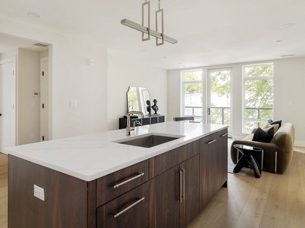 20 Kinmonth Rd 203, Newton MA 02468