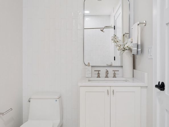 20 Kinmonth Rd 203, Newton MA 02468