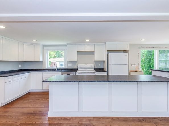 10 Briggs Ln, Marion MA 02738