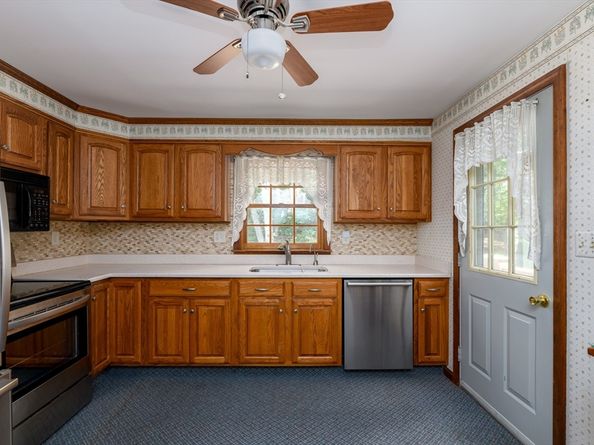 604 Quinapoxet St, Holden MA 01520