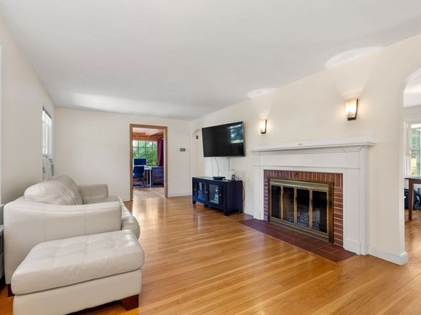 6 Chute Rd, Dedham MA 02026
