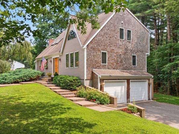 5 Acorn Ln, Mattapoisett MA 02739
