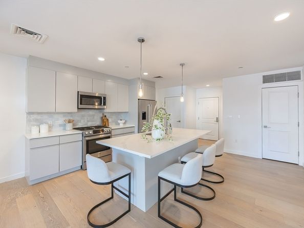 16 Boardman St 105, Boston MA 02128