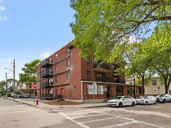 26 W Wyoming Avenue 2D, Melrose MA 02176