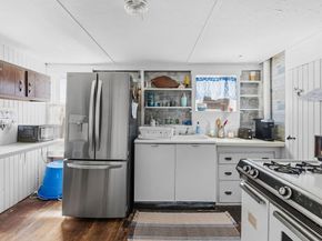 17 Island St, Mattapoisett MA 02739