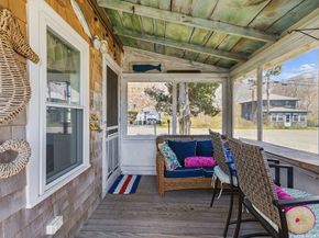 17 Island St, Mattapoisett MA 02739