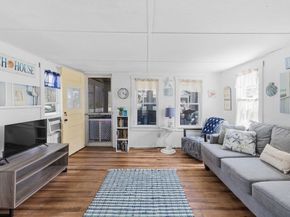 17 Island St, Mattapoisett MA 02739