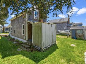 17 Island St, Mattapoisett MA 02739
