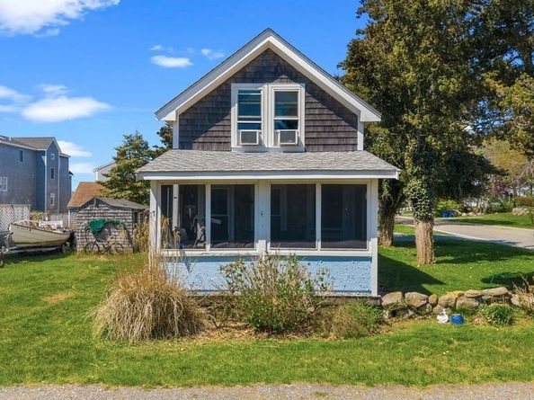 17 Island St, Mattapoisett MA 02739