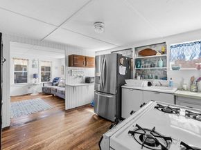 17 Island St, Mattapoisett MA 02739
