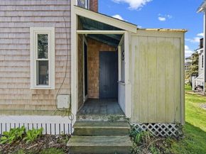 17 Island St, Mattapoisett MA 02739