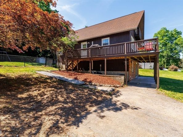 33 Lakeview Ave, Dudley MA 01571
