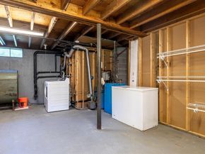 33 Lakeview Ave, Dudley MA 01571
