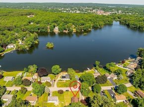 33 Lakeview Ave, Dudley MA 01571