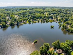 33 Lakeview Ave, Dudley MA 01571