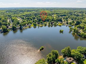 33 Lakeview Ave, Dudley MA 01571