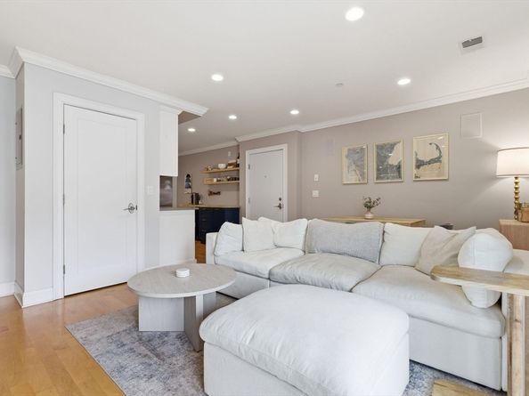 881 E 2nd St 10, Boston MA 02127