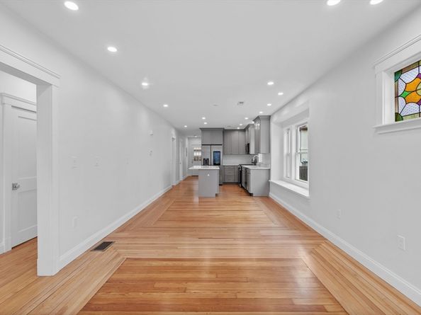 33 Farragut Ave, Medford MA 02155