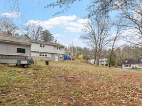 11 Cromie St, Clinton MA 01510