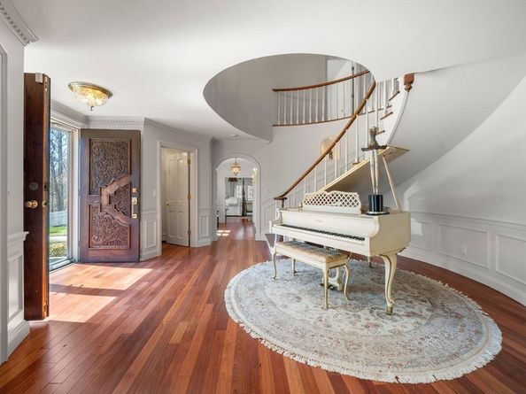 286 Mayflower Cir, Hanover MA 02339