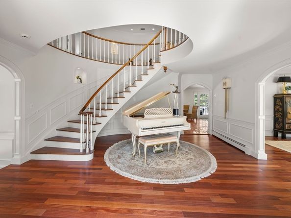 286 Mayflower Cir, Hanover MA 02339