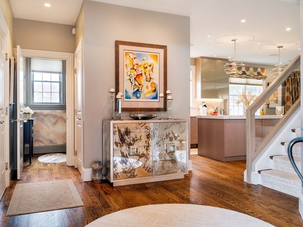 287 Langley Rd 6, Newton MA 02459