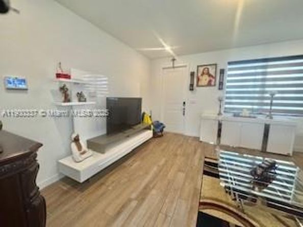 687 SE 17TH Ave, Homestead FL 33033
