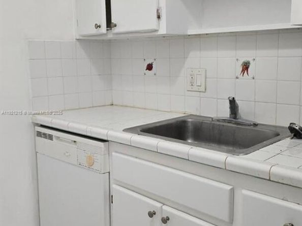 1885 NE 121st St 17, North Miami FL 33181