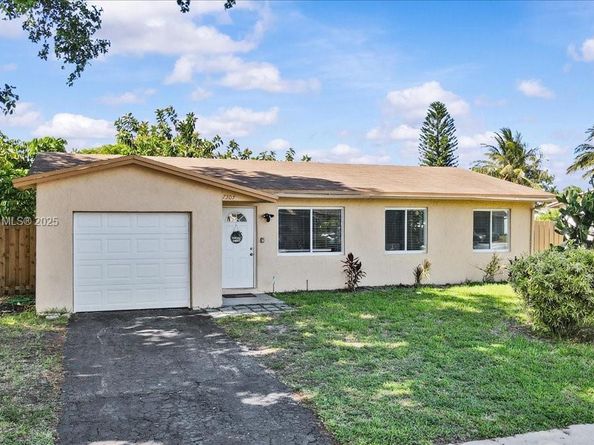 7307 SW 8th St, North Lauderdale FL 33068