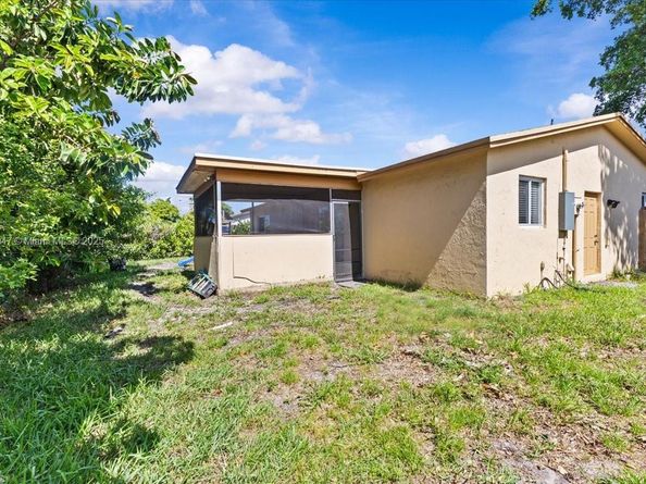 7307 SW 8th St, North Lauderdale FL 33068