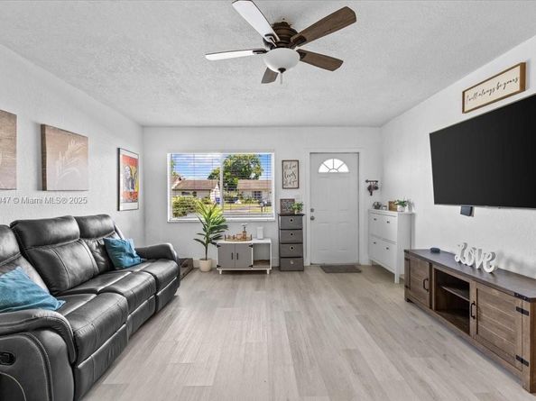 7307 SW 8th St, North Lauderdale FL 33068