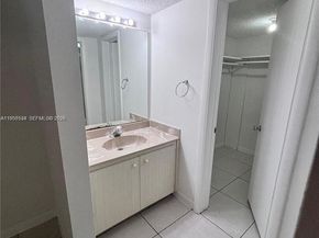 430 Commodore Dr 104, Plantation FL 33325